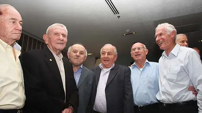 כדורגלני העבר (משמאל לימין) יוסף (יוסל'ה) מרימוביץ', יצחק שניאור, עמנואל שפר, רחביה רוזנבוים, אמציה לבקוביץ'