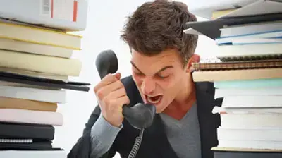 סטודנט עצבני בטלפון