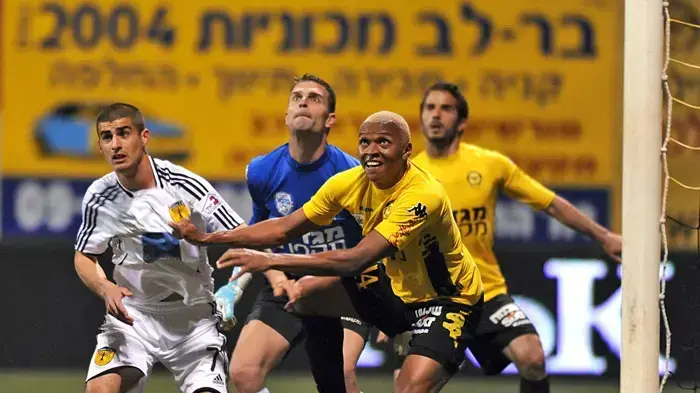 שחקני מכבי נתניה אלברטו בלאנקו עם לירן שטראובר מול שחקן בית"ר ירושלים עמית בן שושן