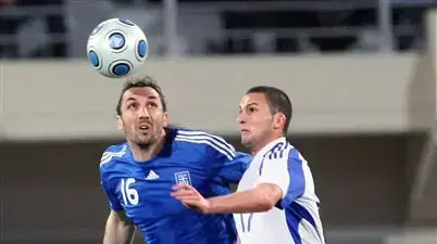 בן סהר שחקן נבחרת ישראל מול סוטיריס קירגיאקוס שחקן נבחרת יוון