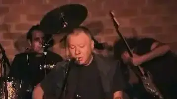 יצחק קלפטר מנגן ושר ג'ימי הנדריקס