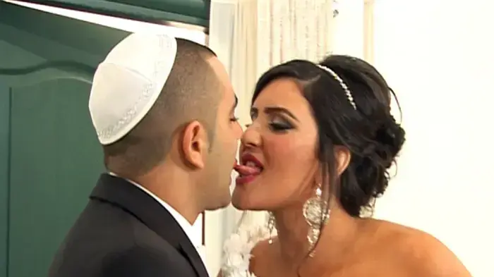 עינב בובליל ואלי בניסטי בהכנות ביום החתונה