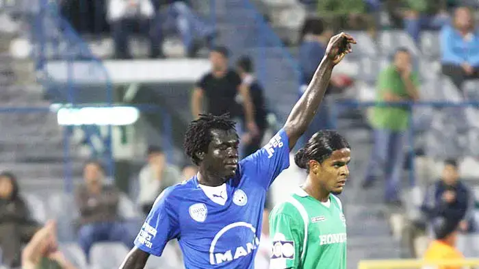 ג'ון קולמה שחקן מכבי חיפה לצד סטיבן אופיי שחקן הפועל פתח תקוה