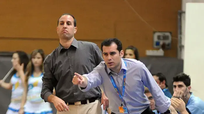 יניב בורגר עוזר מאמן עירוני רמת גן עם המאמן עמיר עוזי