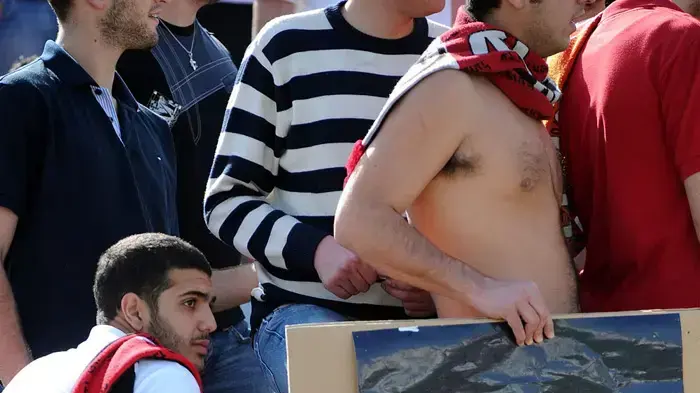 אוהדי הפועל חיפה עם תמונה של רובי שפירא ז"ל