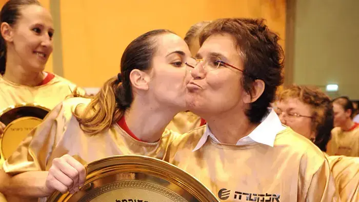 מאמן רמת השרון אורנה אוסטפלד חוגגת אליפות עם שחקנית הקבוצה ליעד סואץ