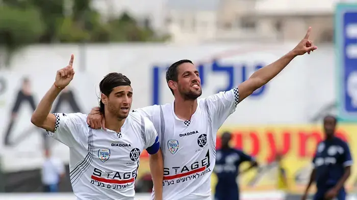 עידן ויצמן שחקן הכח עמידר רמת גן חוגג עם ברק בדש