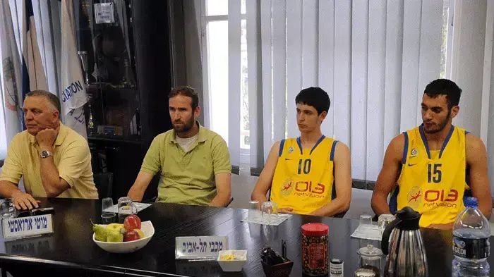 מאמן קבוצת הנוער של מכבי תל אביב אריק ג'יימיטיס (שני משמאל)