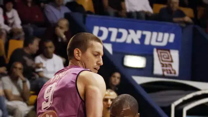 שחקן הפועל ירושלים טימי באוורס מול שחקן עירוני נהריה מתן נאור