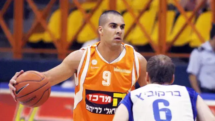 שחקן מכבי ראשון לציון אבי סוכר מול שחקן גבעת שמואל רועי ברקוביץ'