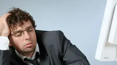 איש נרדם מול מחשב