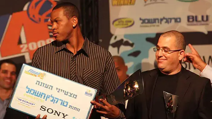 שחקן מכבי חיפה דבון ג'פרסון עם פרס השחקן השישי של העונה