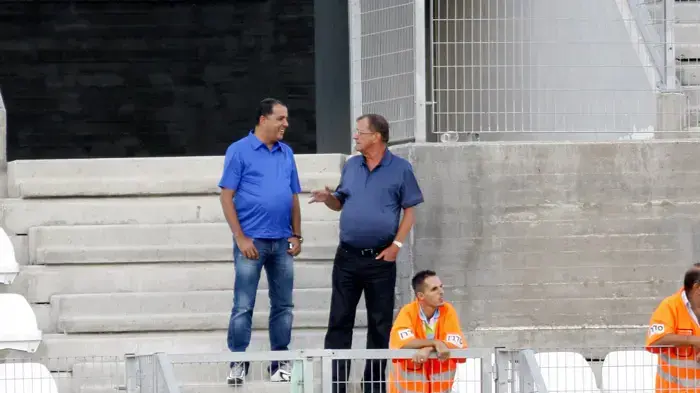 הבעלים של עירוני קרית שמונה איזי שרצקי משוחח עם נשיא מכבי פתח תקוה עמוס לוזון