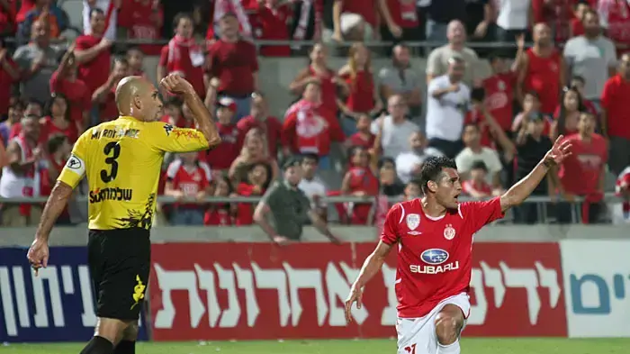 שחקן הפועל תל אביב מהראן לאלה לצד לואיס מרין