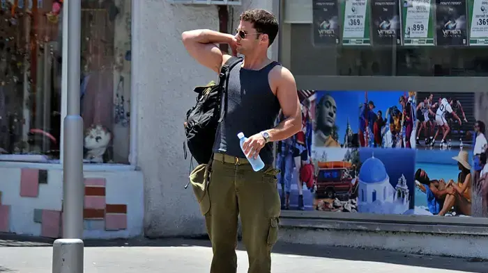 פפראצי צבר גדיש חוזר ממילואים