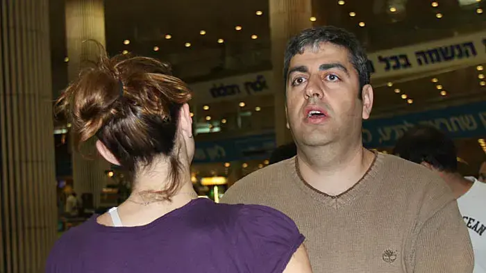 אלי רבי מאמן נבחרת הנשים בכדורסל עם מירב דורי