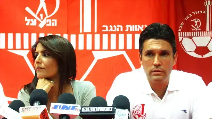 גיא עזורי עם אלונה ברקת במסיבת עיתונאים של הפועל באר שבע