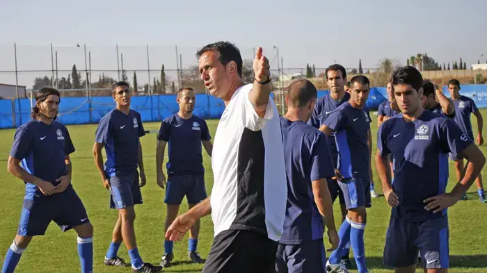 מאמן מכבי פתח תקוה רוני לוי מדריך את שחקניו באימון