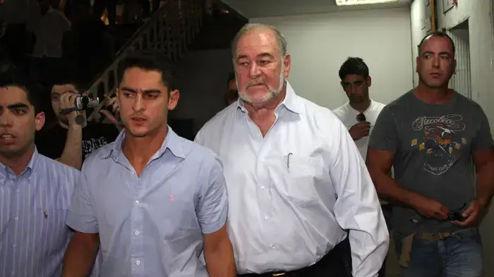אברהם הירשזון ובנו אלרואי בבית המשפט