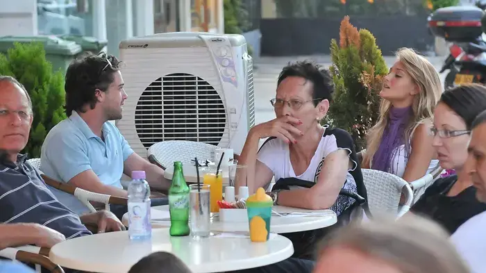 פפראצי תום אבני והחברה