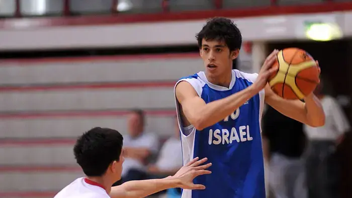 שחקן נבחרת הנוער כדורסל נמרוד טישמן