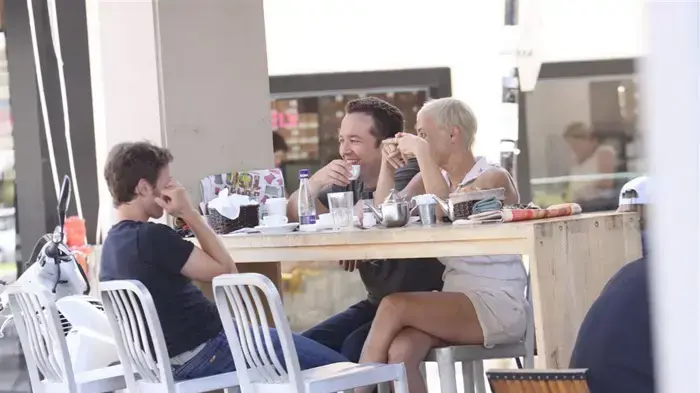 פפראצי גיא פינס ואשתו רותי רודנר יושבים עם עפר שכטר