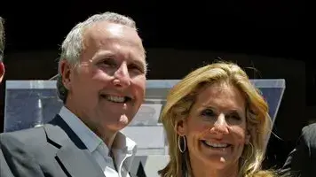 ג'יימי מק'קורט עם בעלה פרנק מק'קורט בעלי לוס אנג'לס דודג'רס