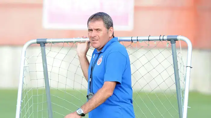 מאמן הפועל תל אביב אלי גוטמן סוחב שער באימון