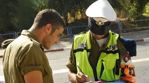 שוטר צבאי עם חייל במבצע "מלביש"