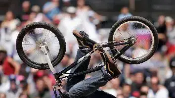 רוכב BMX דייב מירה