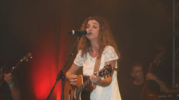 עלמה זהר בהופעה לזכרו של מאיר אריאל
