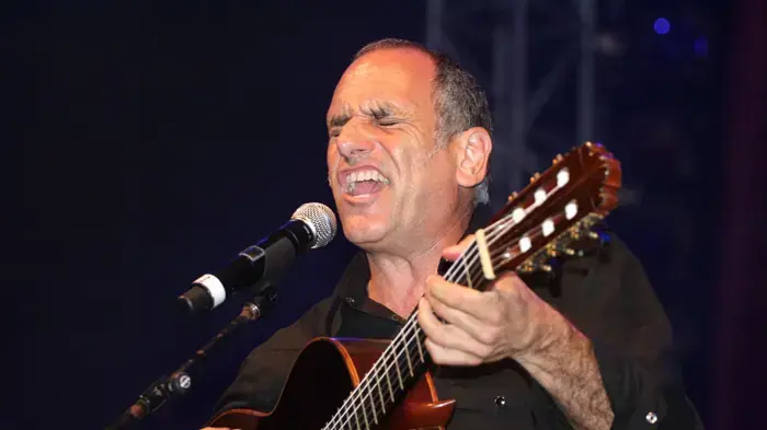 דיוויד ברוזה בהופעה לזכרו של מאיר אריאל