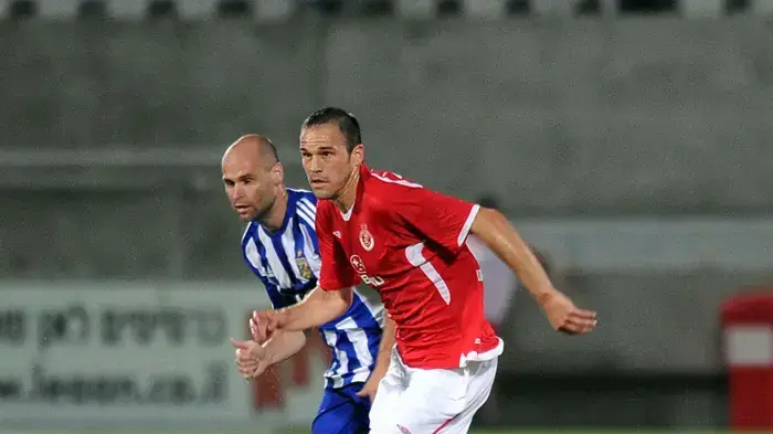 מיכאל זנדברג שחקן הפועל תל אביב לפני שחקן גטבורג מיכאל זנדברג שחקן הפועל תל אביב לפני שחקן גטבורג