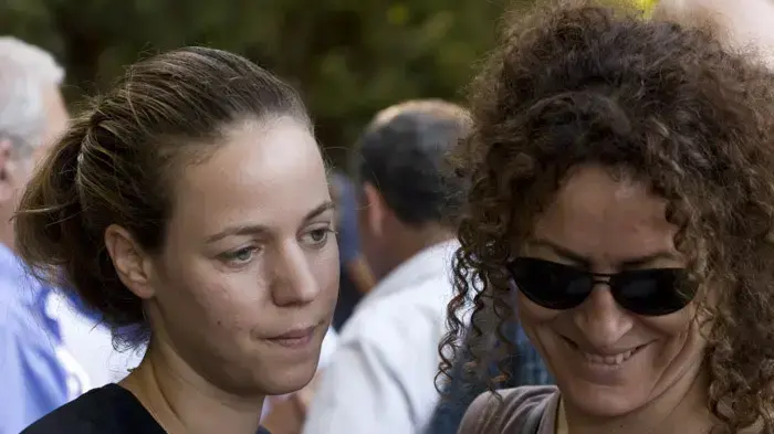 רונה קינן ויהודית רביץ בהלווית עמוס קינן