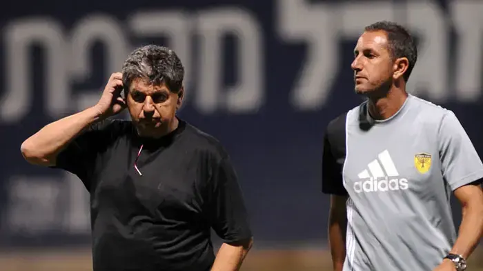 עוזר מאמן בית"ר ירושלים דוד אמסלם עם המאמן יצחק שום
