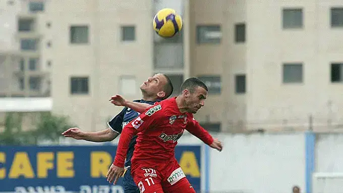 עומר בוקסנבוים שחקן מכבי פתח תקוה מול יניב לוזון שחקן בני סכנין