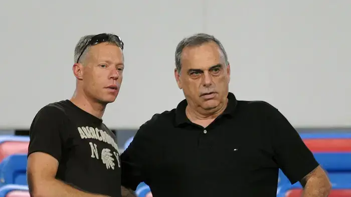 אביב בושינסקי עם אברהם גרנט במשחק של מכבי תל אביב
