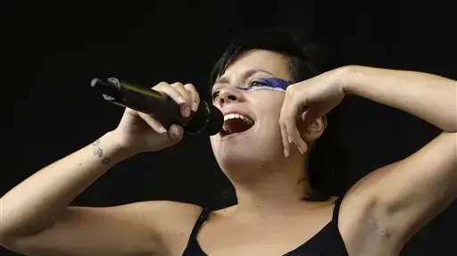 לילי אלן מופיעה ב- V Festival בבריטניה