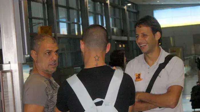 שחקן בני יהודה אסי בלדוט עם אלירן עטר ועוזר המאמן חזי שירזי