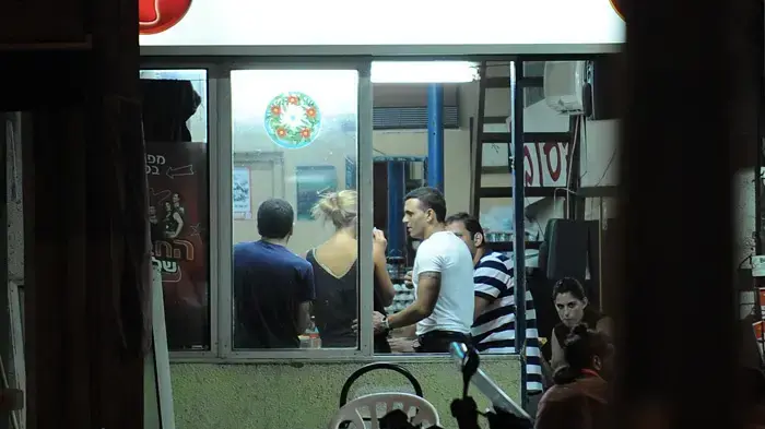 פפראצי בר רפאלי, אייל גולן ועדי רודניצקי אוכלים פיצה