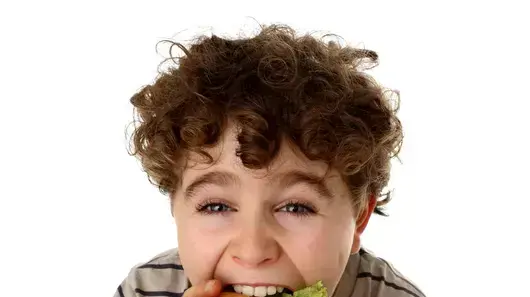 ילד אוכל סנדביץ'
