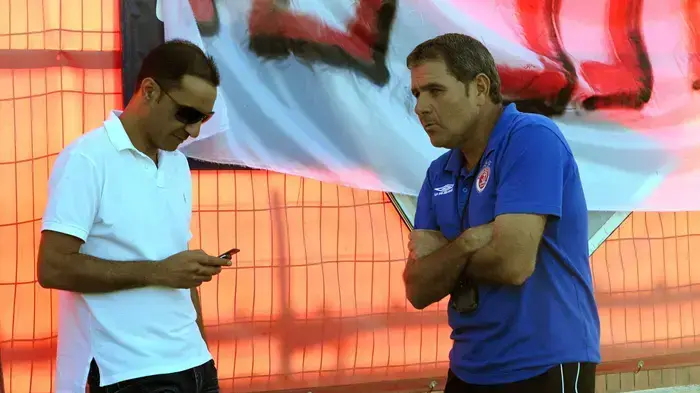אלי גוטמן מאמן הפועל תל אביב עם המנכ"ל גבי קצרה