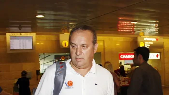 מאמן נבחרת ישראל צביקה שרף בנמל התעופה