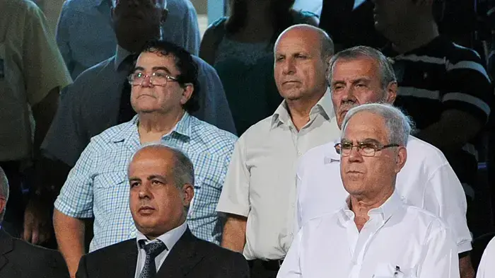 אבי לוזון יו"ר ההתאחדות לכדורגל עם יעקב שחר במשחק של נבחרת ישראל מול לטביה