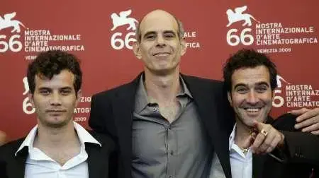 זוהר שטראוס, שמוליק מעוז ומיכאל מושונוב על השטיח האדום בפסטיבל ונציה