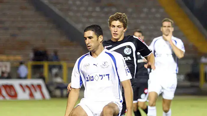 בלם הפועל פתח תקוה גל כהן לפני אייל שטרכמן, חלוץ מכבי חיפה