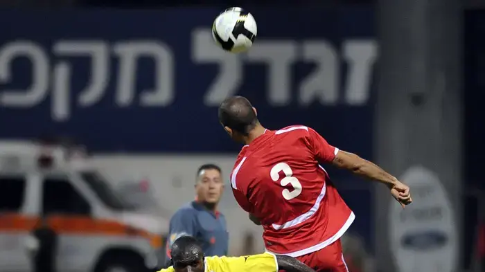 דגלאס דה סילבה שחקן הפועל תל אביב מול דלה ימפולסקי שחקן מכבי נתניה