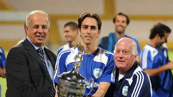 דרור קשטן מאמן נבחרת ישראל מנסה להרים את יוסי בניון יחד עם יושב ראש ההתאחדות אבי לוזון