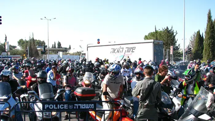 רוכבים במסדרונות הכנסת