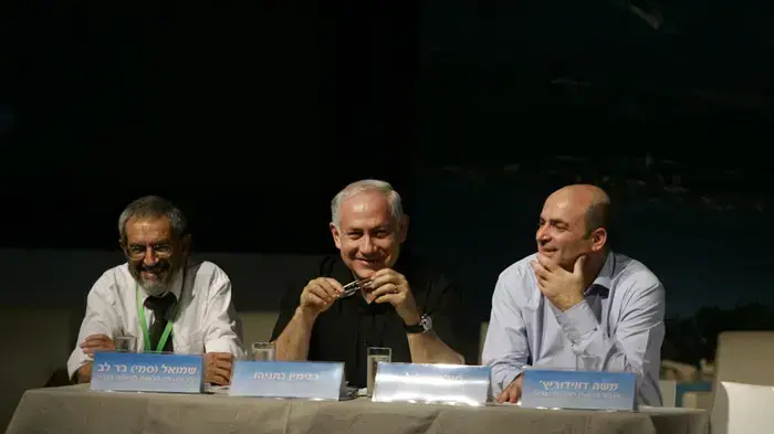 מימין  משה דווידוביץ' בנימין נתניהו ושמואל בר לב בועידת הגליל אוקטובר 2009